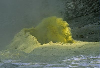 Kamtschatka, Russland: Vulkantrekking in Kamtschatka - Schwefelansammlung an einer Fumarole