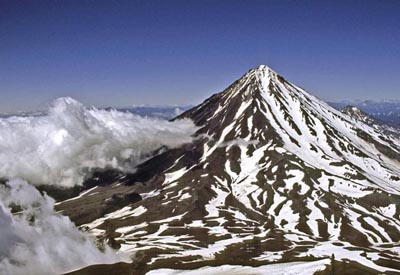 Kamtschatka, Russland: Vulkantrekking in Kamtschatka - Blick auf die ber den Wolken liegende Bergspitze